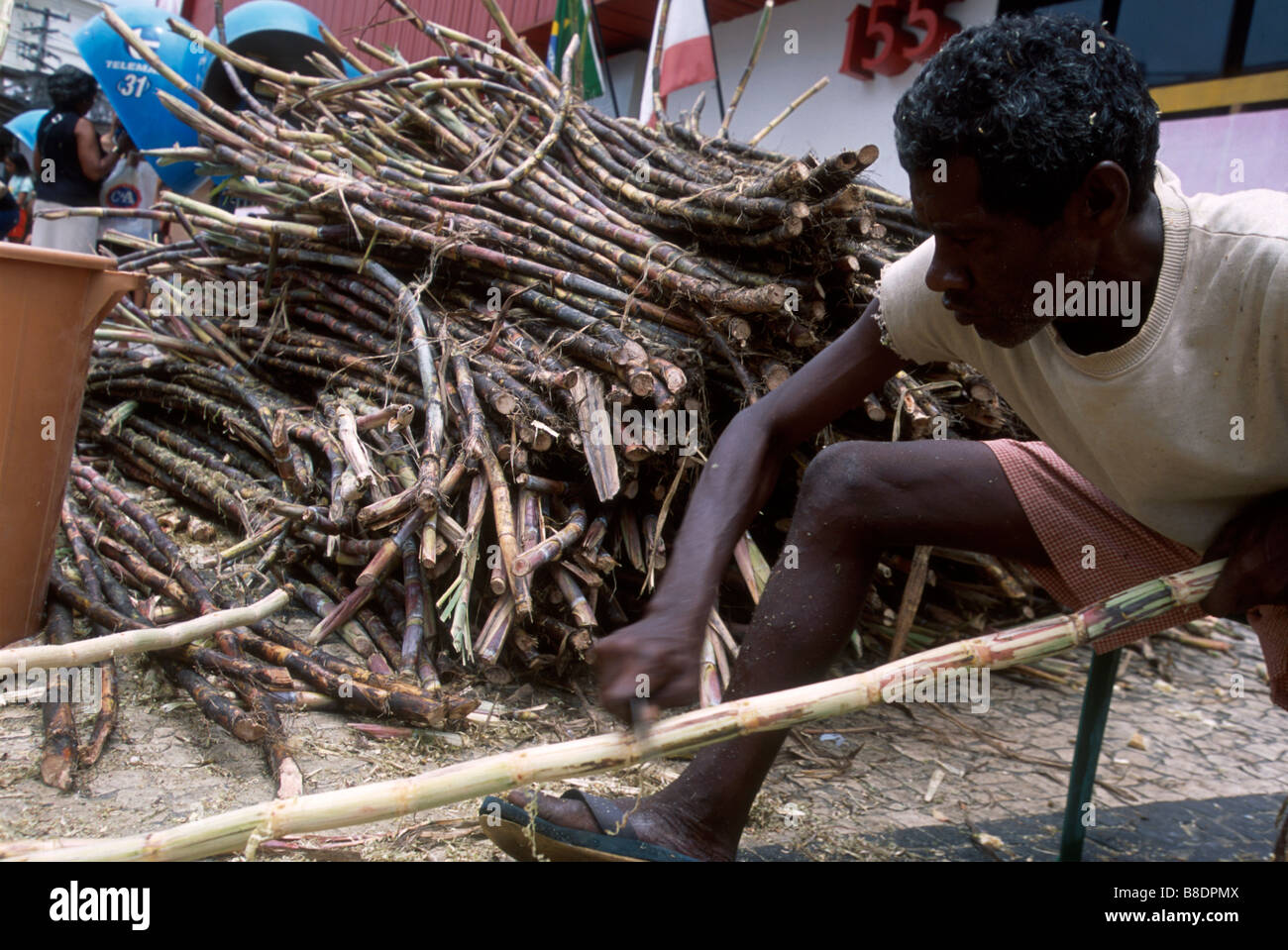 Homme pèle du canne à sucre Salvador de Bahia Brésil Banque D'Images