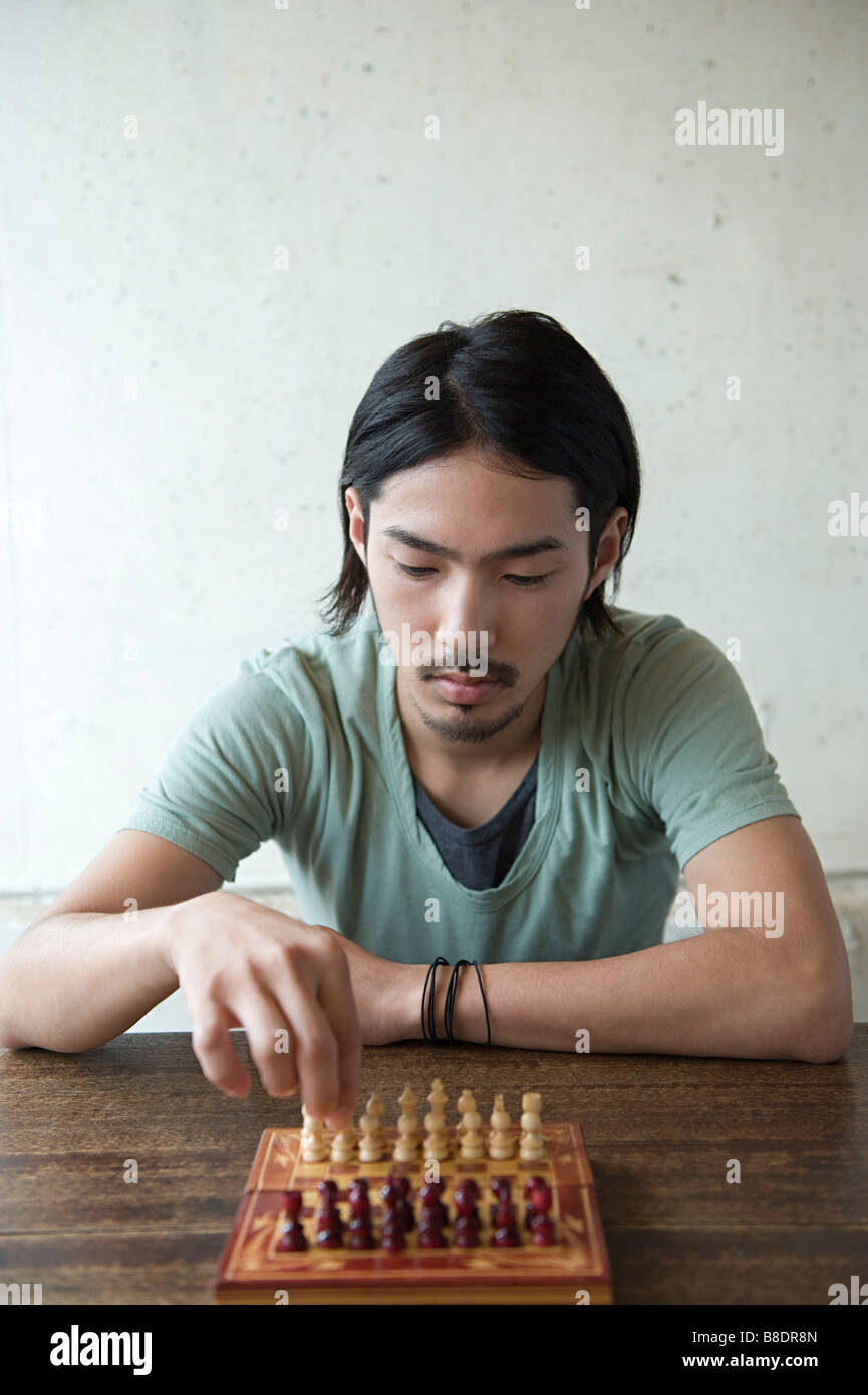Jeune homme jouant aux échecs Banque D'Images