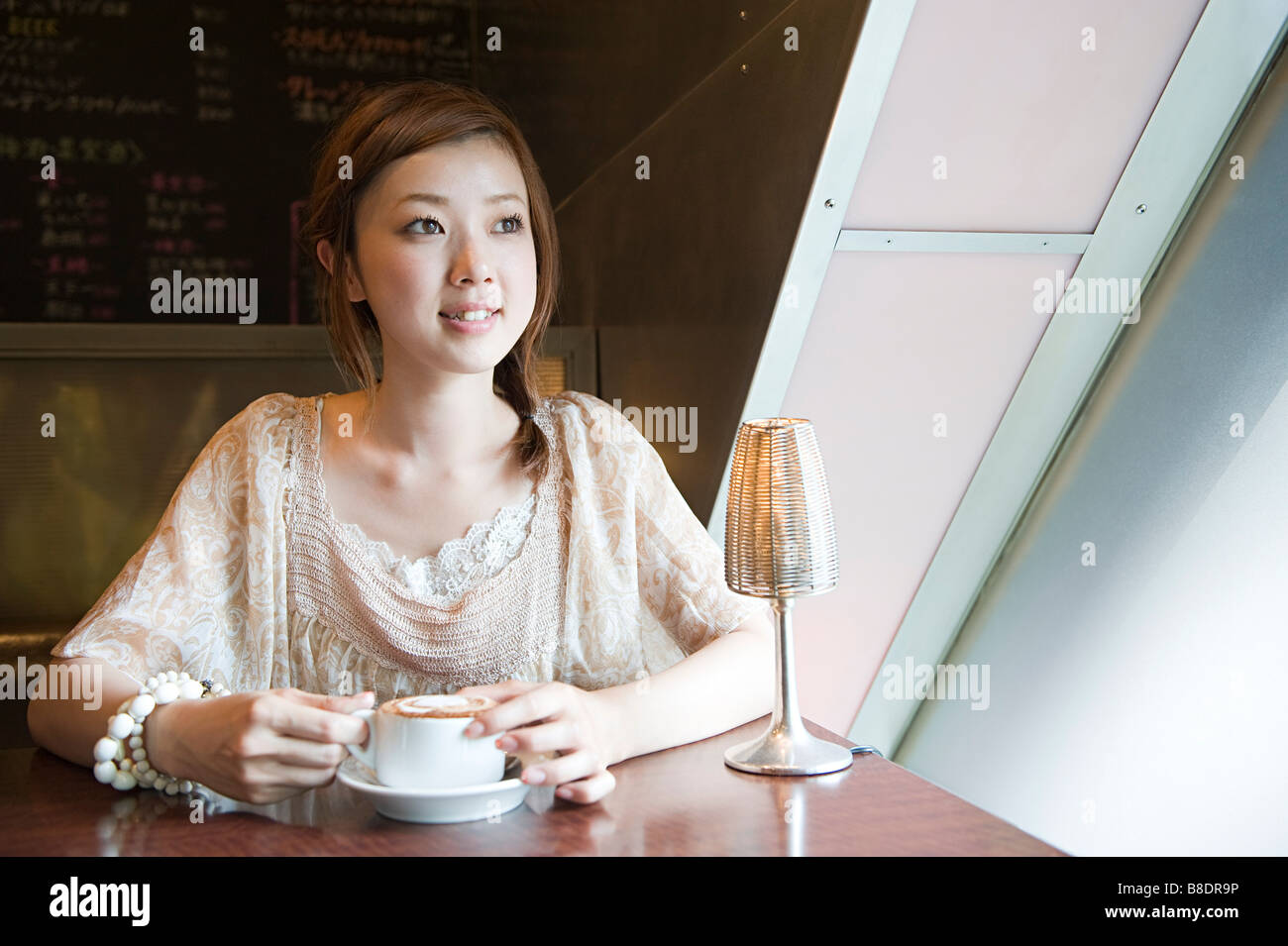 Young woman having coffee Banque D'Images