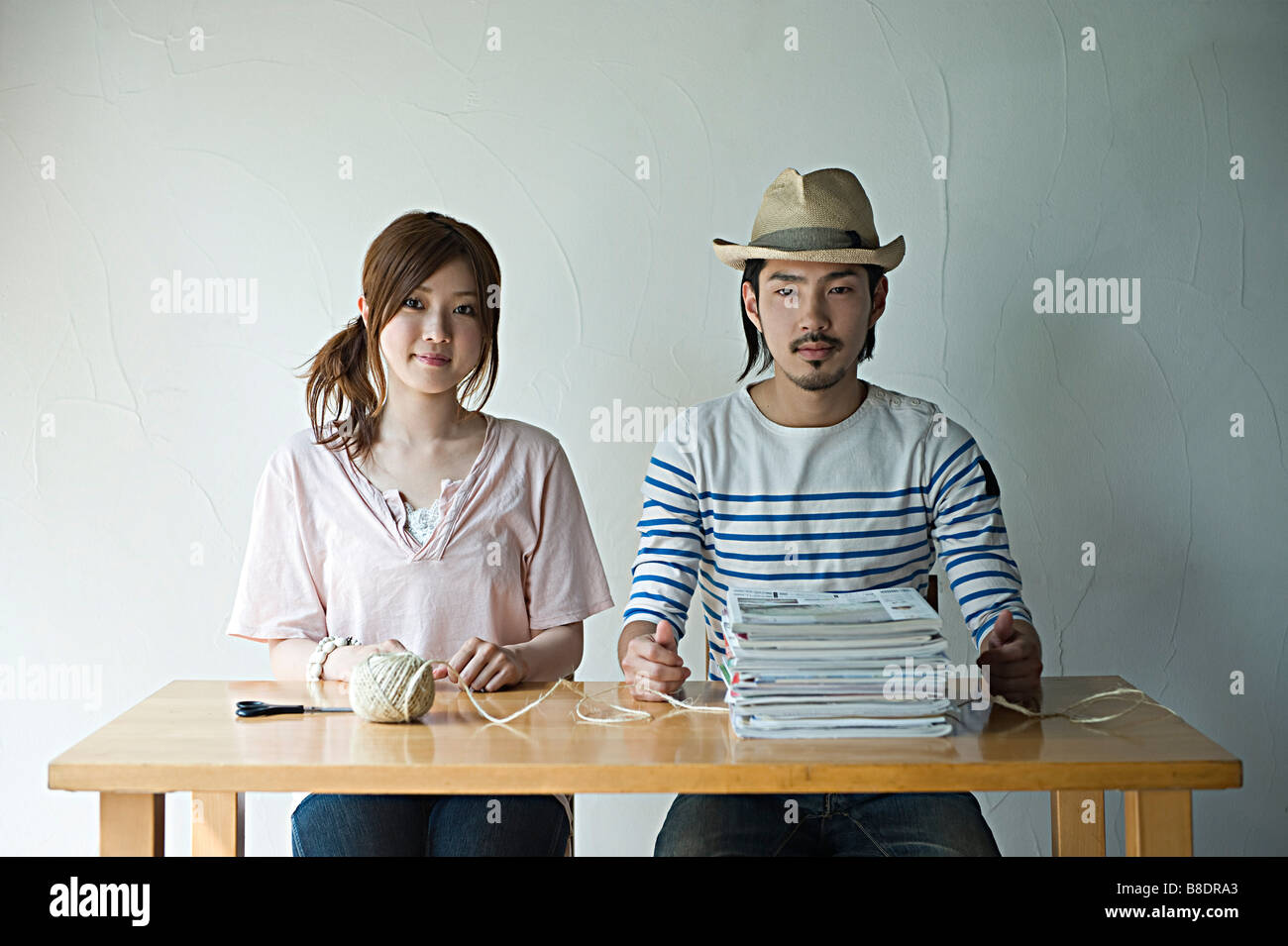 Jeune couple avec string et magazines Banque D'Images
