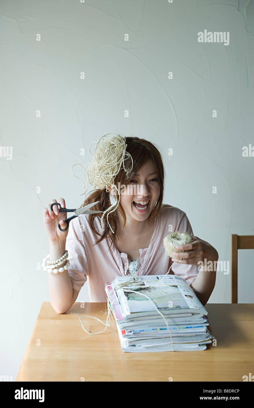 Jeune femme avec string et magazines Banque D'Images