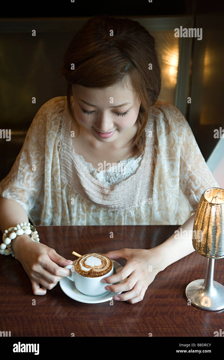 Young woman having coffee Banque D'Images