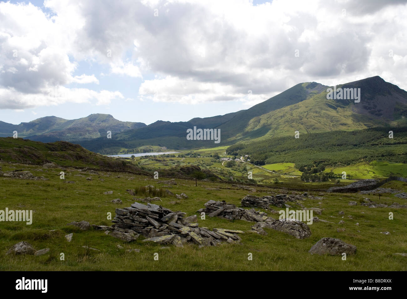 Et le village Rhyd Ddu Nant Betws y de la vallée chemin jusqu'Anglesey Snowdon, Snowdonia, le Nord du Pays de Galles Banque D'Images