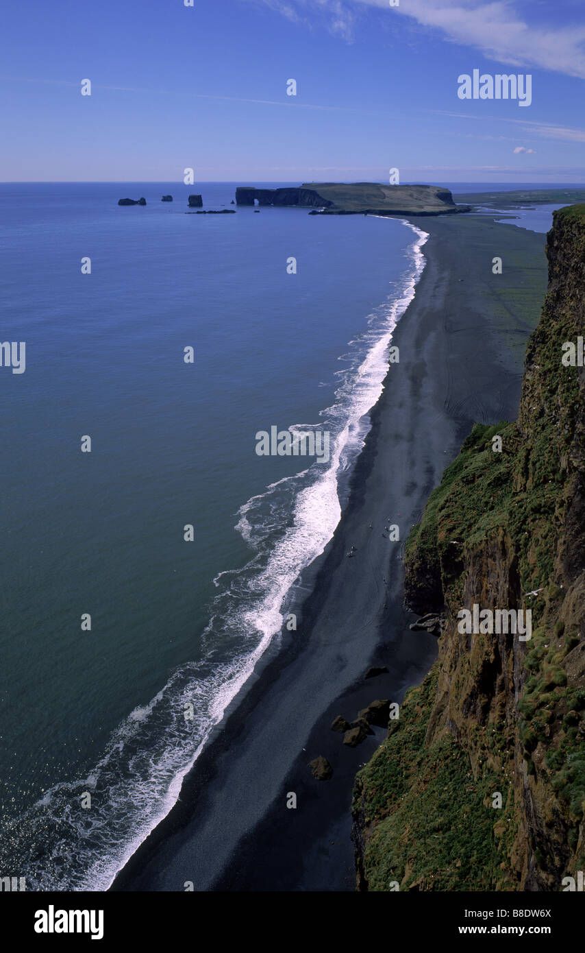 La plage de Reynisfjara qui jouit avec Dyrholaey, côte sud de l'Islande Banque D'Images