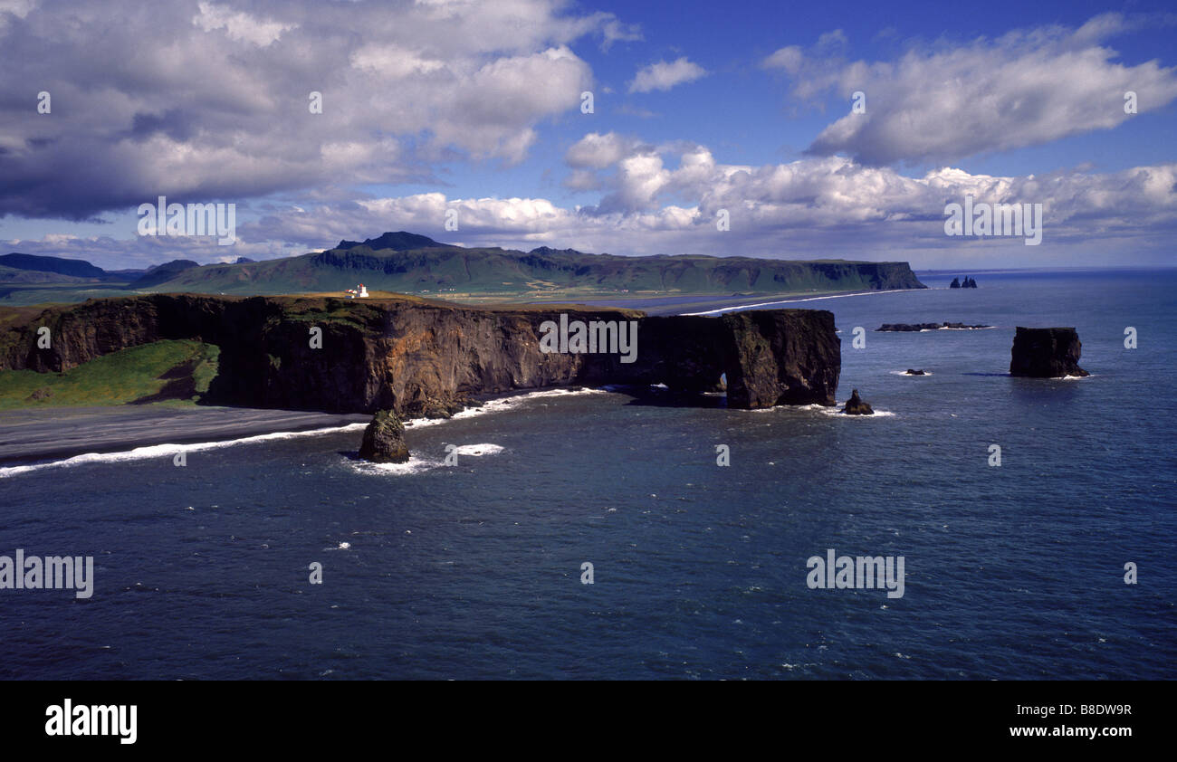 La plage de Reynisfjara qui jouit avec Dyrholaey, côte sud de l'Islande Banque D'Images