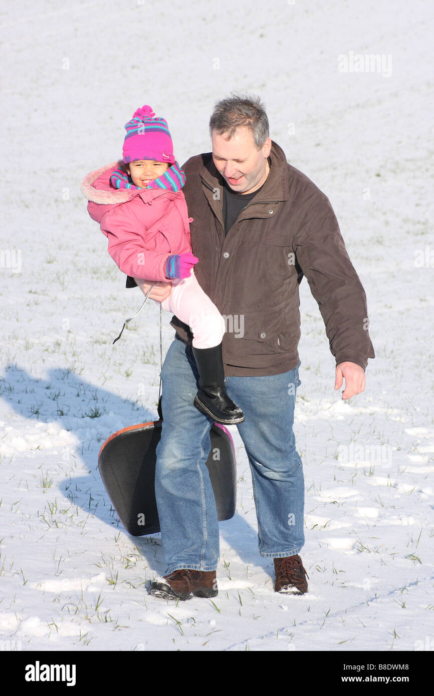 Père blanc fille toddlerl ethnique noir mixed race happy smiling amusement jouer jeune glace neige Banque D'Images
