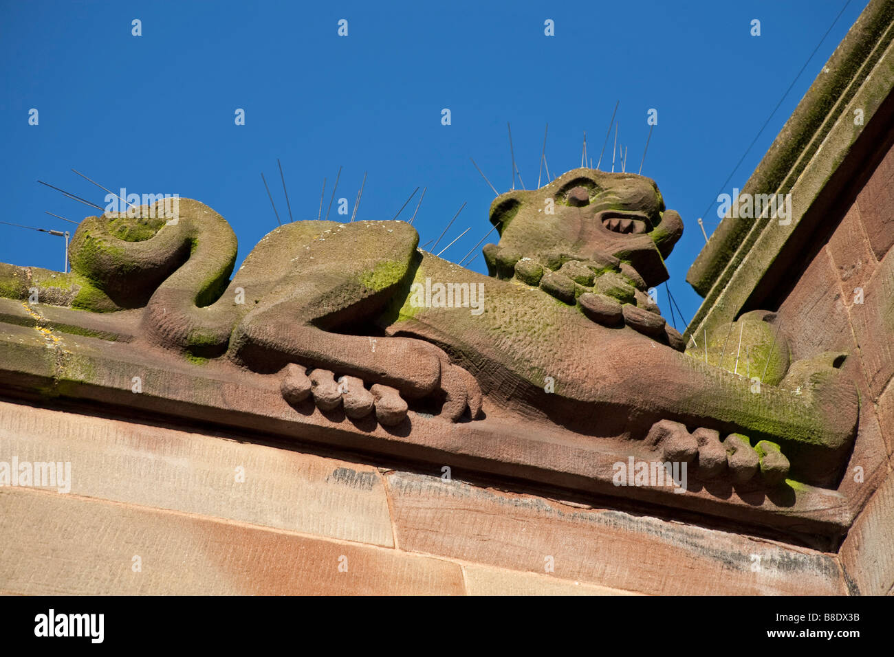 Gargouille sur le toit de l'église St Martin le centre-ville de Birmingham avec des pointes de pigeon Banque D'Images