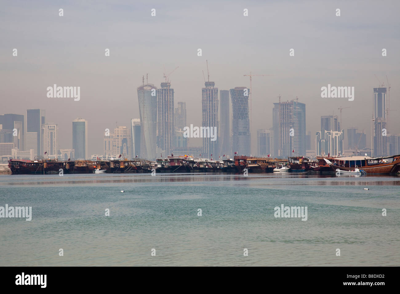 La construction de gratte-ciel Skyline in Doha Qatar Banque D'Images