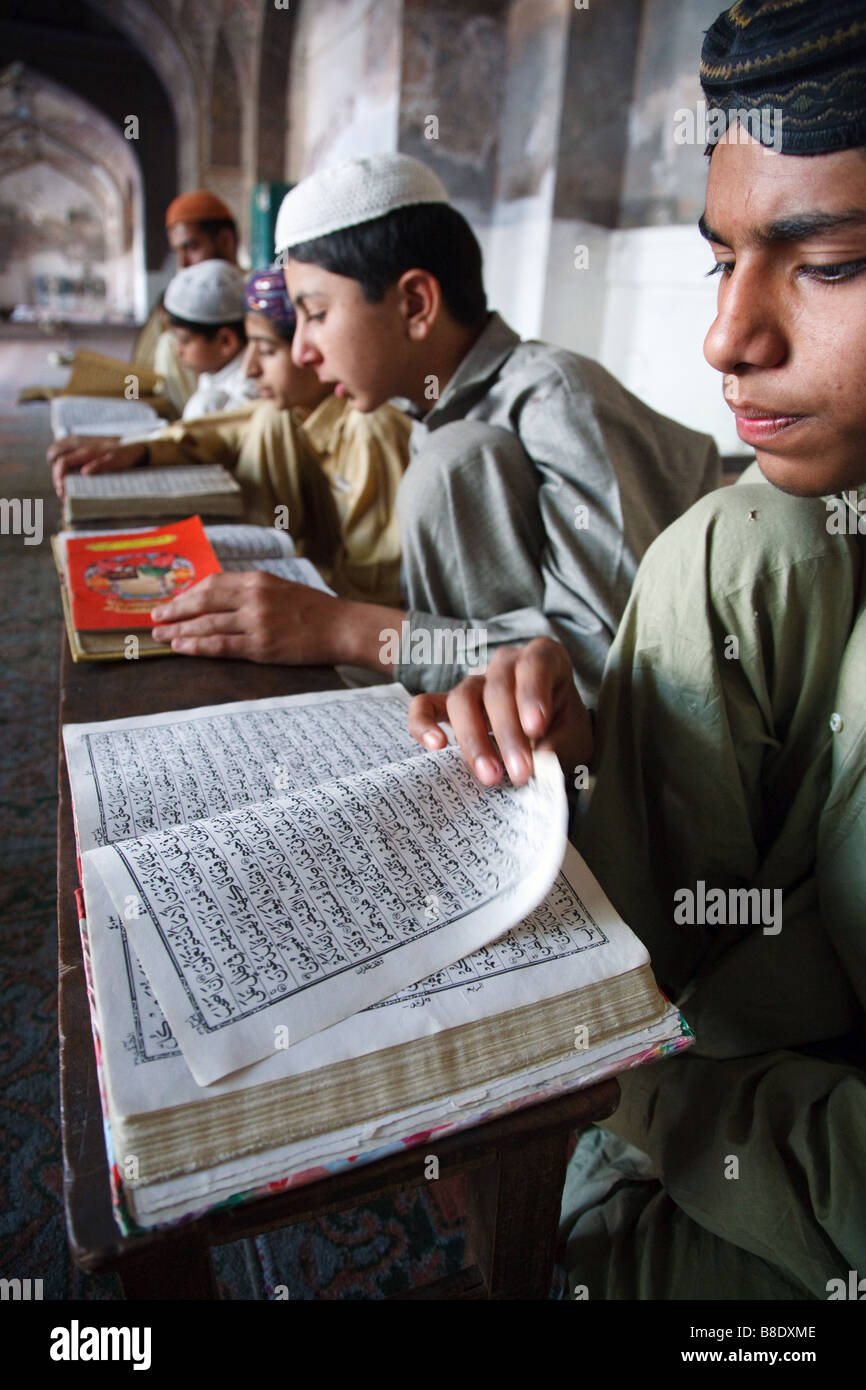 Étude des garçons et de mémoriser le Coran dans une des anciennes mosquées de Lahore, Pakistan Banque D'Images