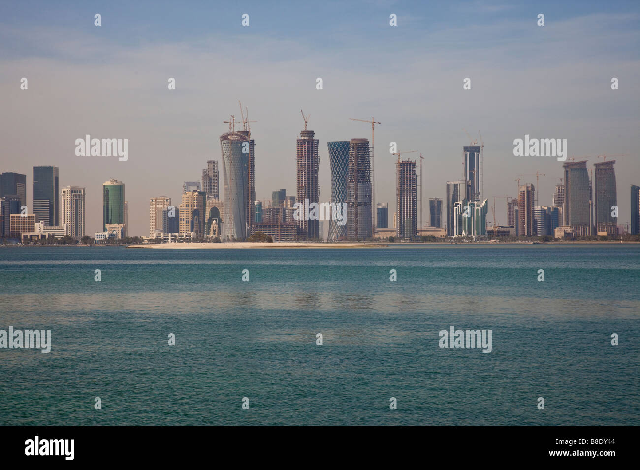 La construction de gratte-ciel Skyline in Doha Qatar Banque D'Images