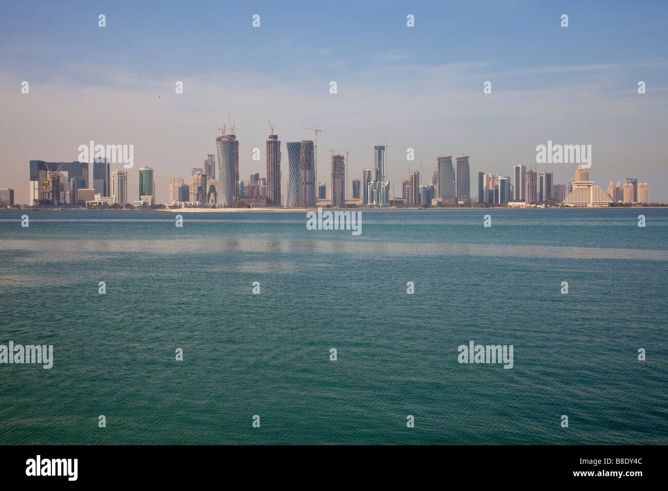 La construction de gratte-ciel Skyline in Doha Qatar Banque D'Images