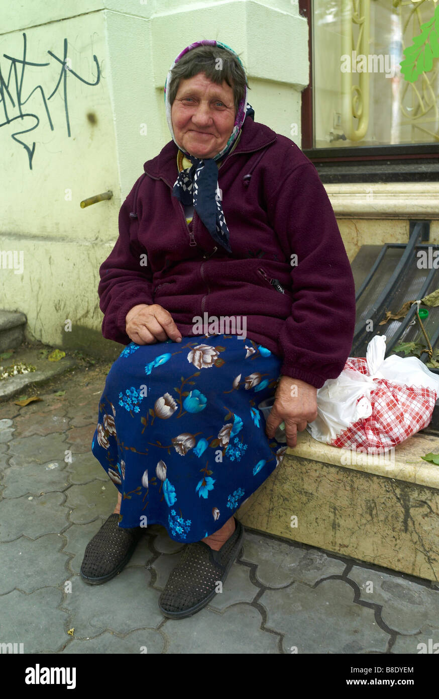 Une vieille femme beeging dans les rues d'Odessa en Ukraine Banque D'Images
