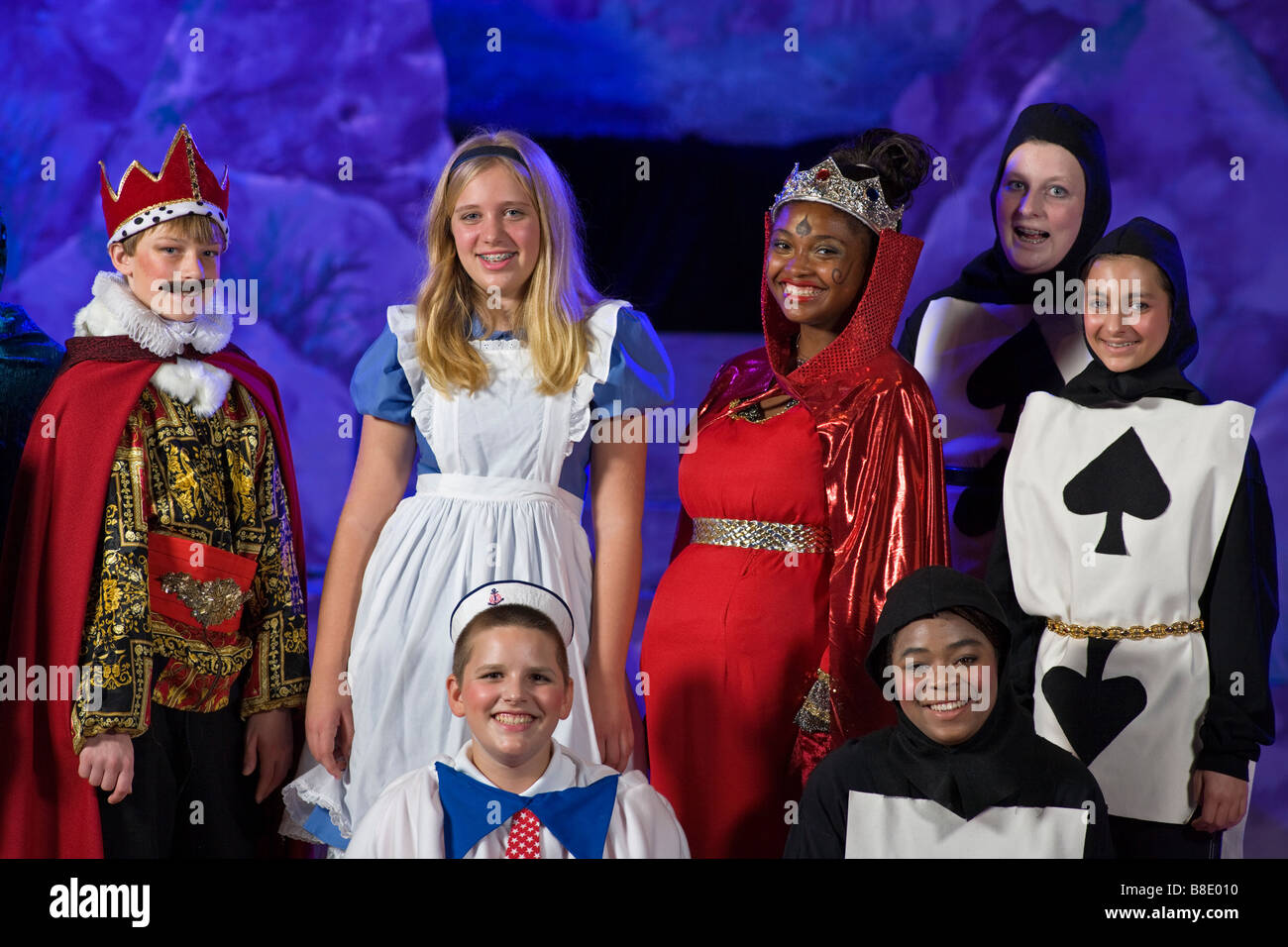 Les étudiants du secondaire sur scène dans une production théâtrale. Banque D'Images