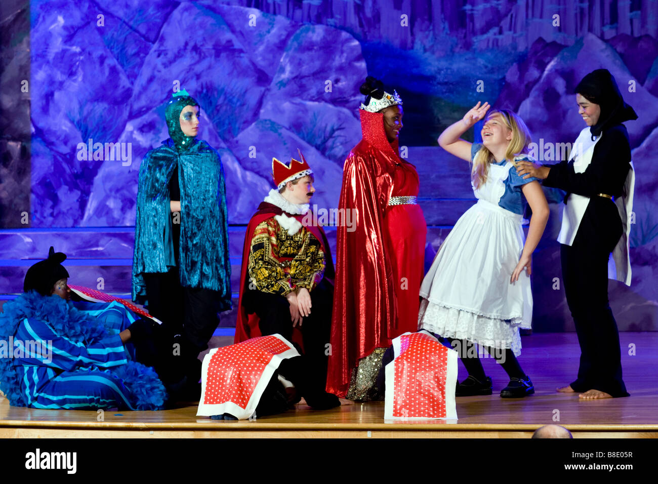 Les étudiants du secondaire sur scène dans une production théâtrale. Banque D'Images