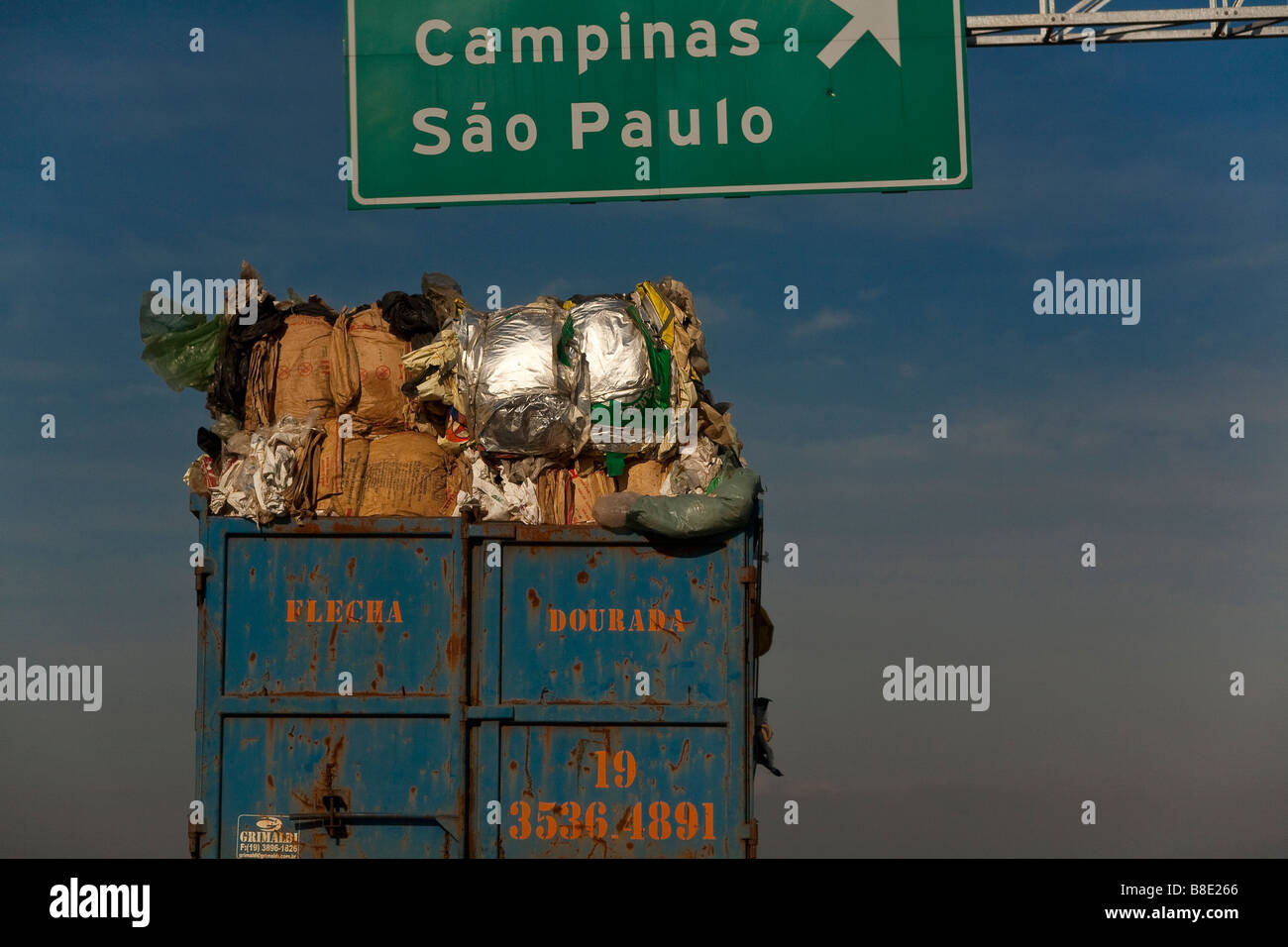 Le recyclage Les bébés transportés par camion à l'usine de recyclage pour le traitement de l'Etat de Sao Paulo Brésil Banque D'Images