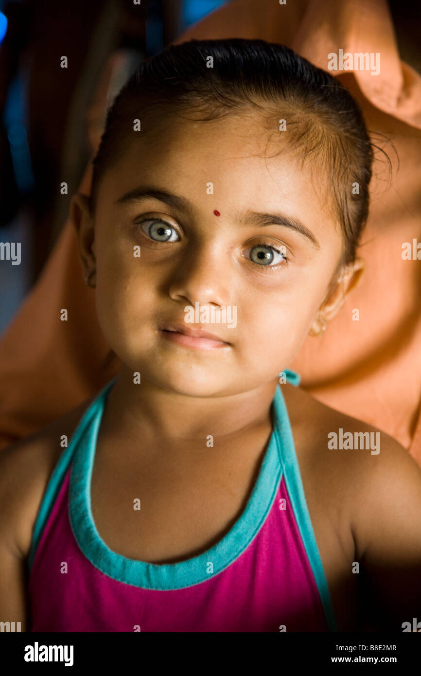 Fille indienne aux yeux verts. Hazira, Surat, Gujarat. L'Inde. Banque D'Images