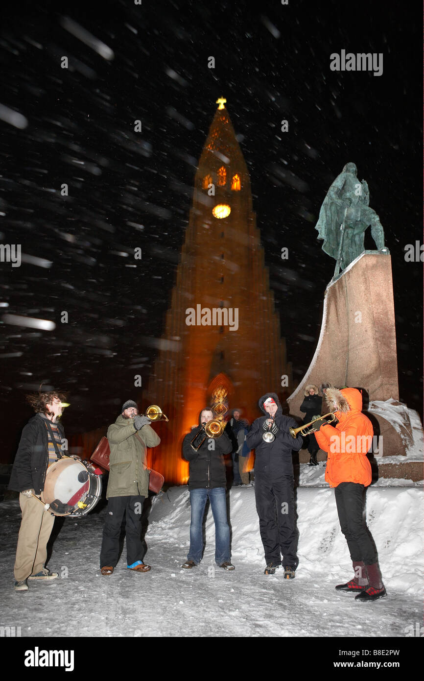 Groupe jouant alors qu'il neige en hiver, Festival, Reykjavik Islande Banque D'Images