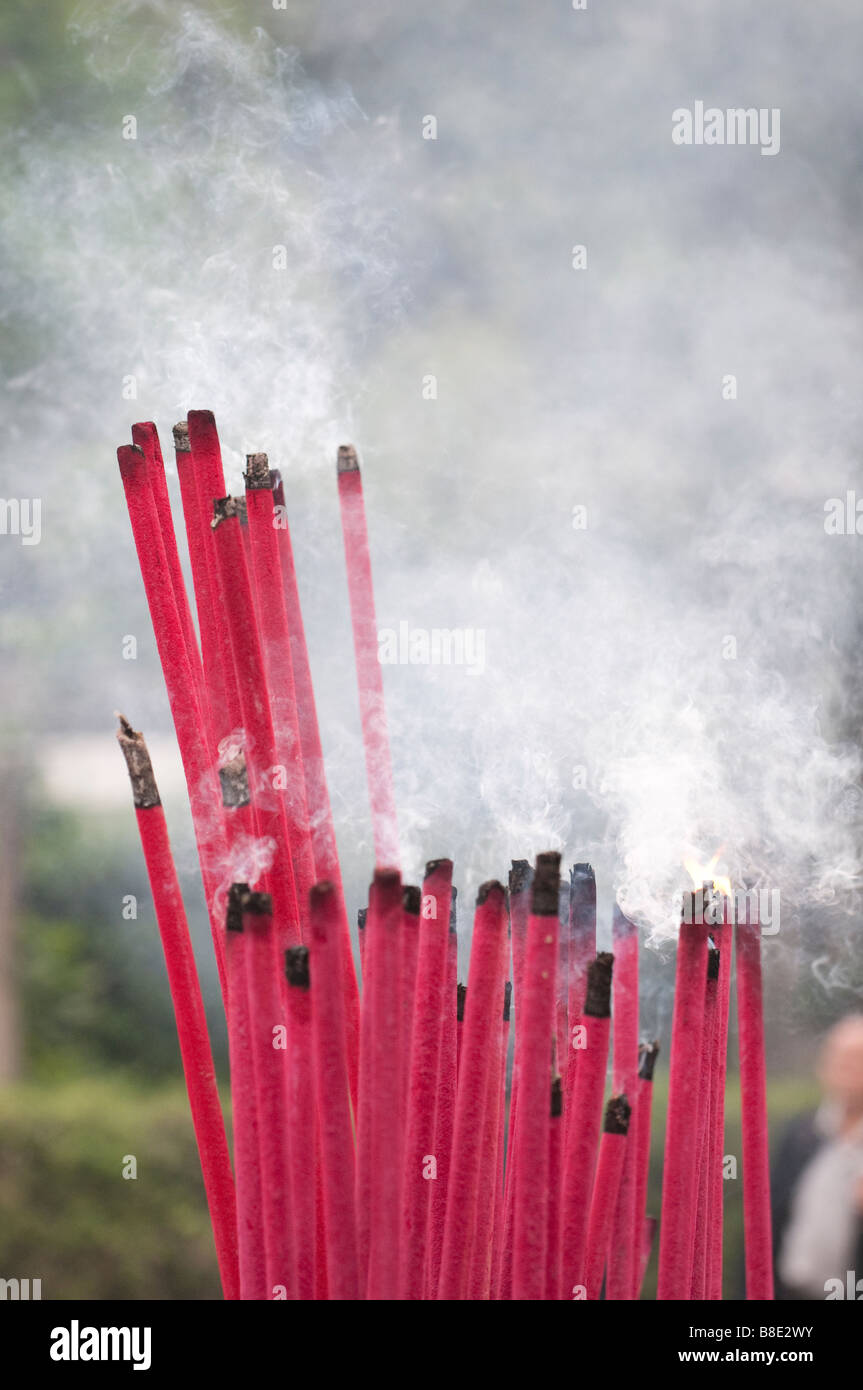 La combustion d'encens dans un temple au Sichuan Chine Banque D'Images