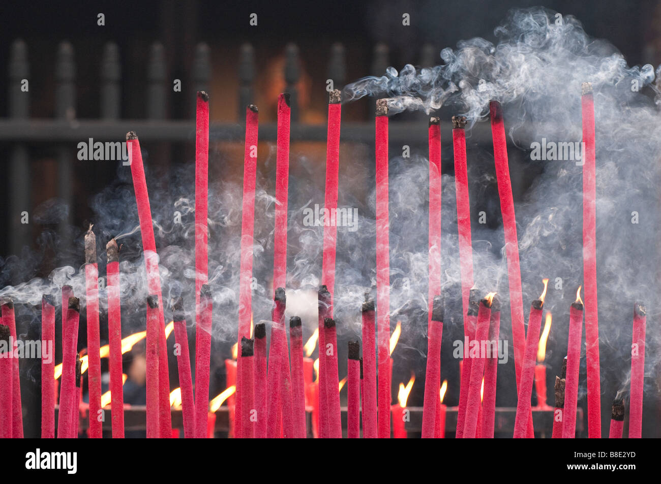 La combustion d'encens dans un temple au Sichuan Chine Banque D'Images