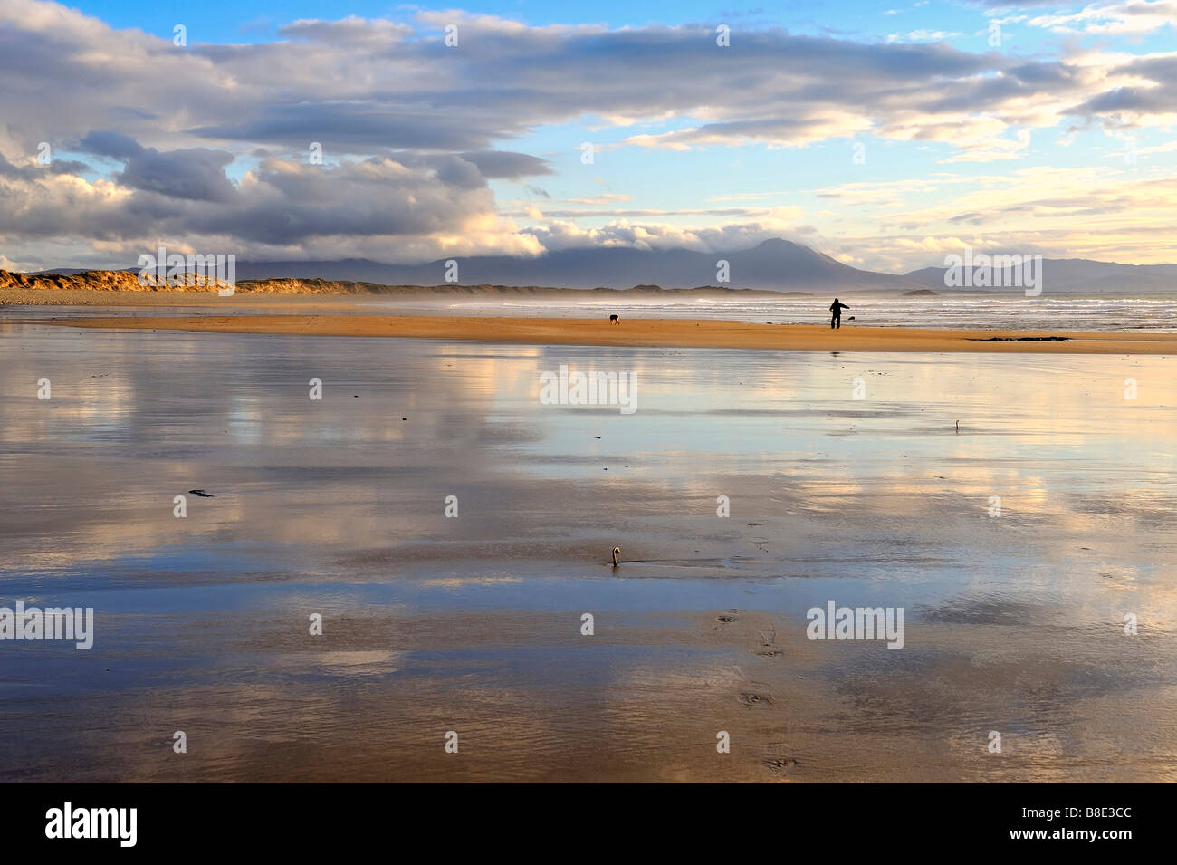 Lumière du soir brille sur une plage à Ballyheige Co Kerry, Ireland Banque D'Images