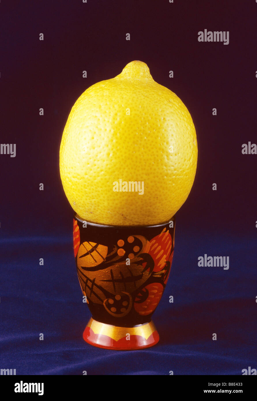 Dans un vase, citron jaune rouge botanique botanique flore nourriture fruit still life table de composition arrangement vertical Banque D'Images