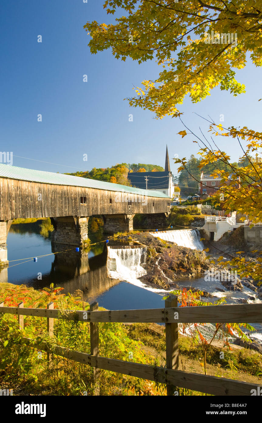 Le pont couvert avec cascades et feuillage d'automne couleur dans baignoire New Hampshire USA Banque D'Images