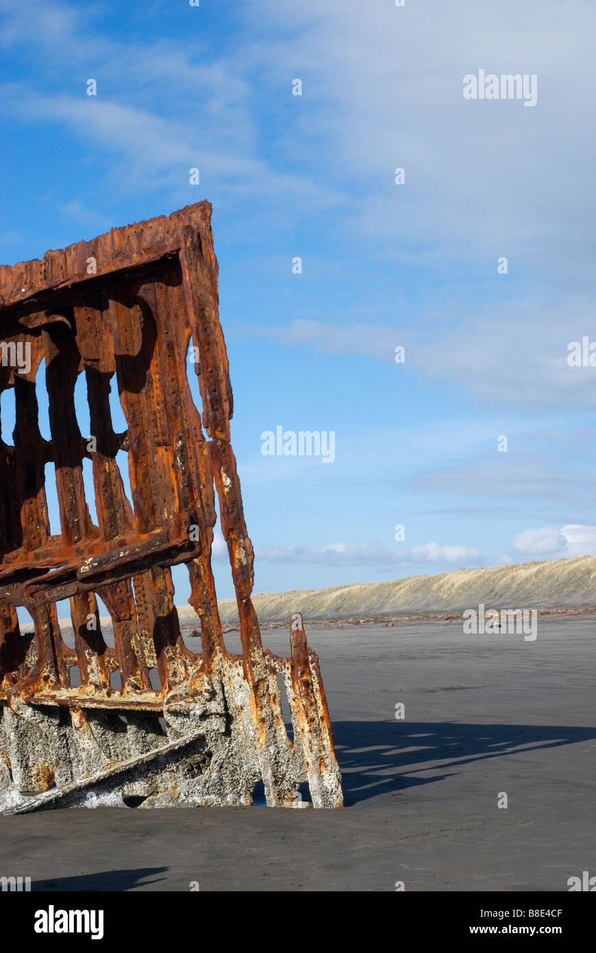 L'épave du navire dans la Peter Iredale Fort Stevens State Park, Oregon, USA. S'est échoué en 1906. Banque D'Images