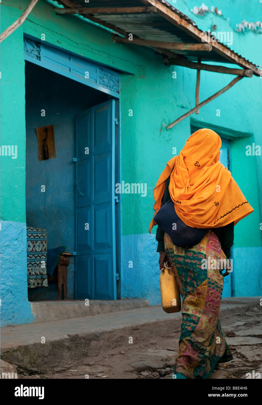 Harar Ethiopie colorful vieille ville fortifiée femme Banque D'Images