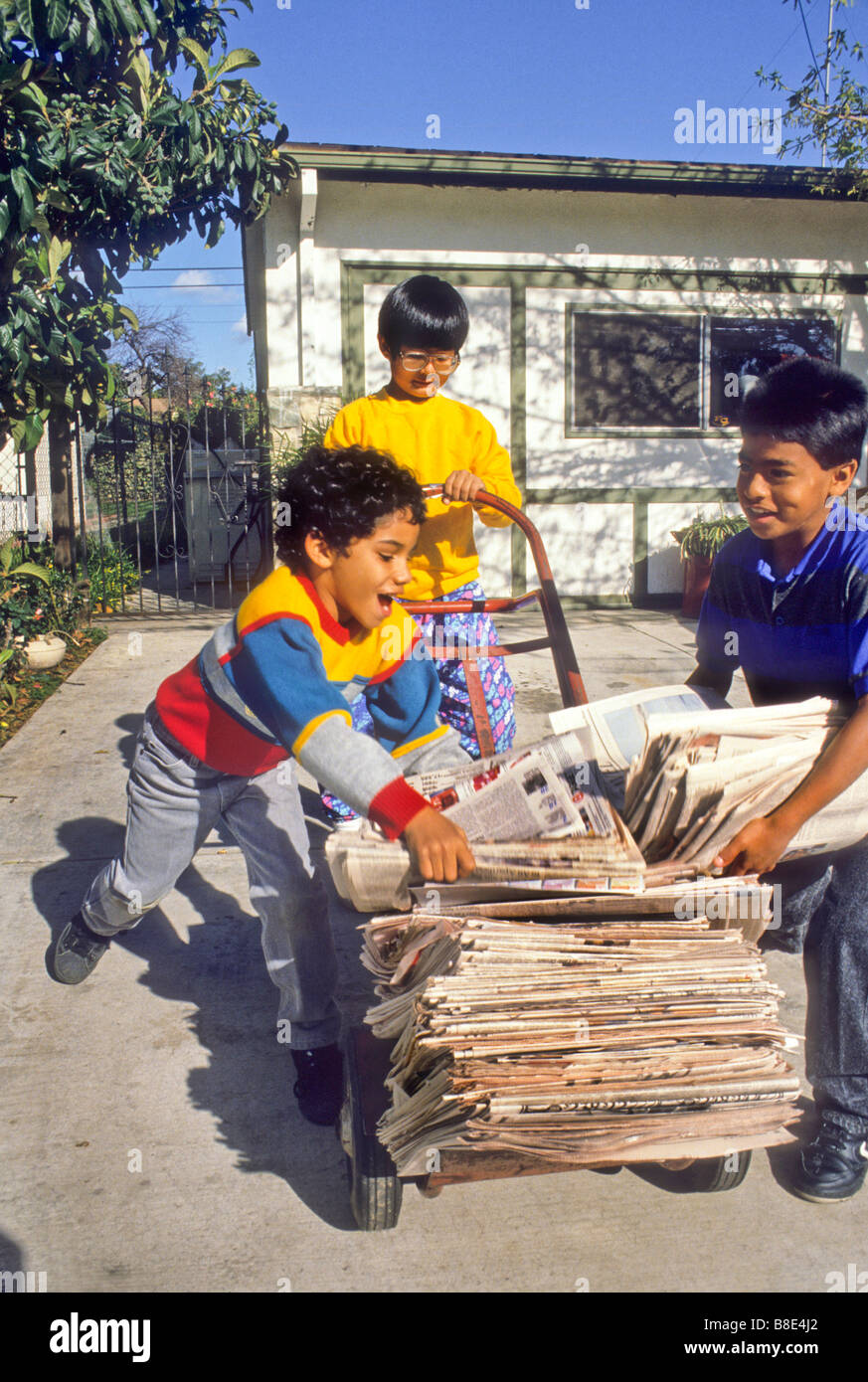 Groupe de garçons recycler journaux fonds gagner de l'argent du pétrole de l'obésité Banque D'Images
