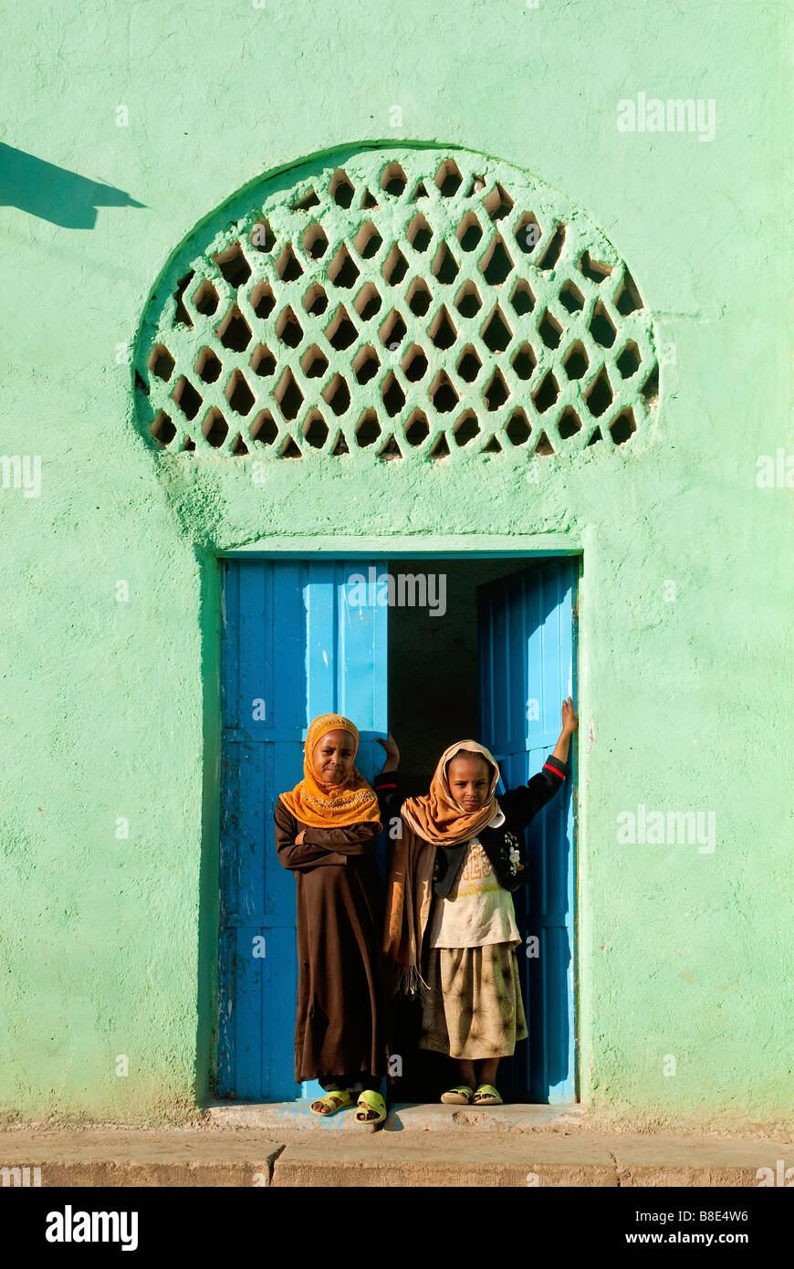 La vieille ville de Harar Ethiopie enfants filles mosquée ville Banque D'Images