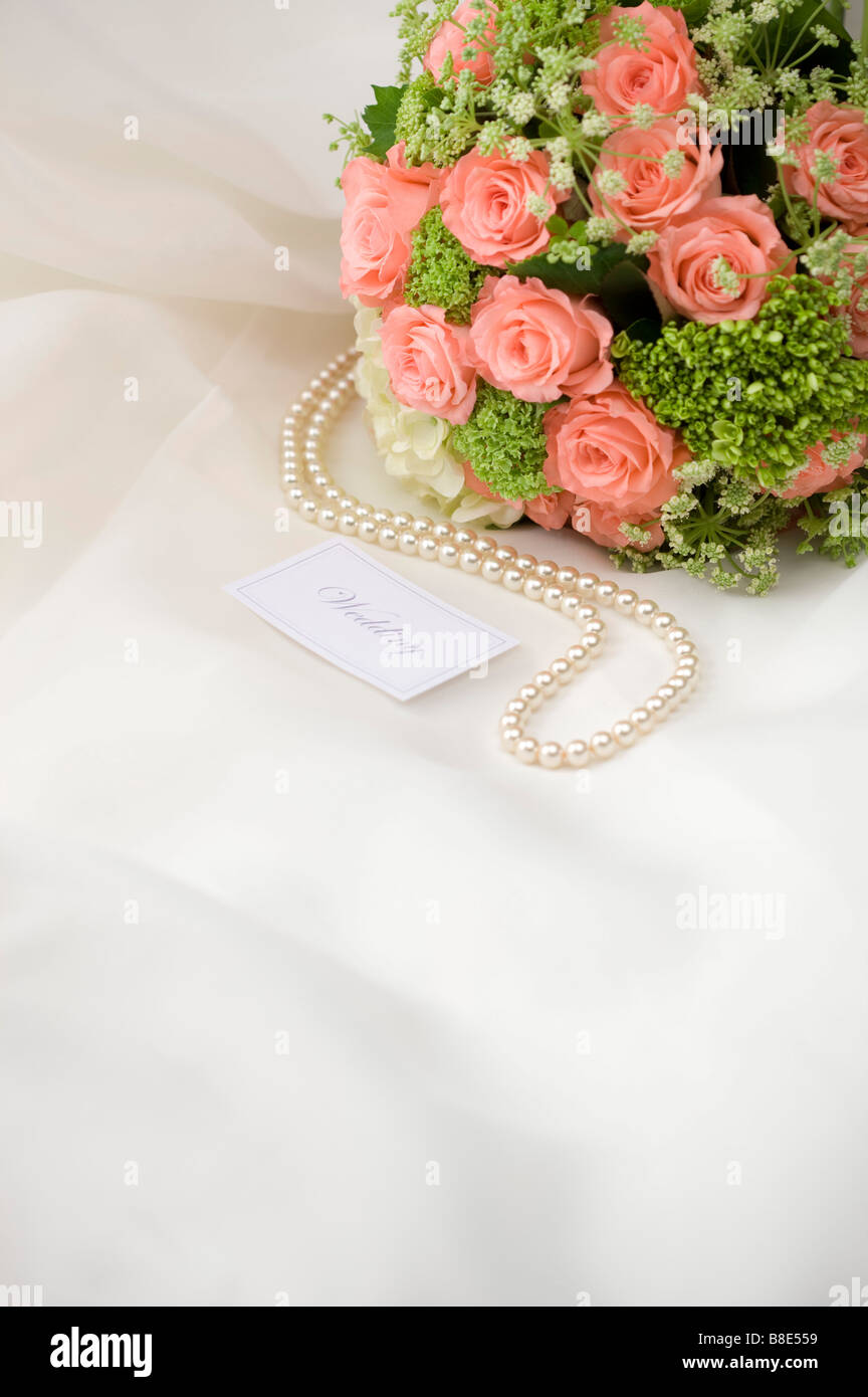 Bouquet de mariage collier de perle et étiquette de nom de mariage sur toile Banque D'Images