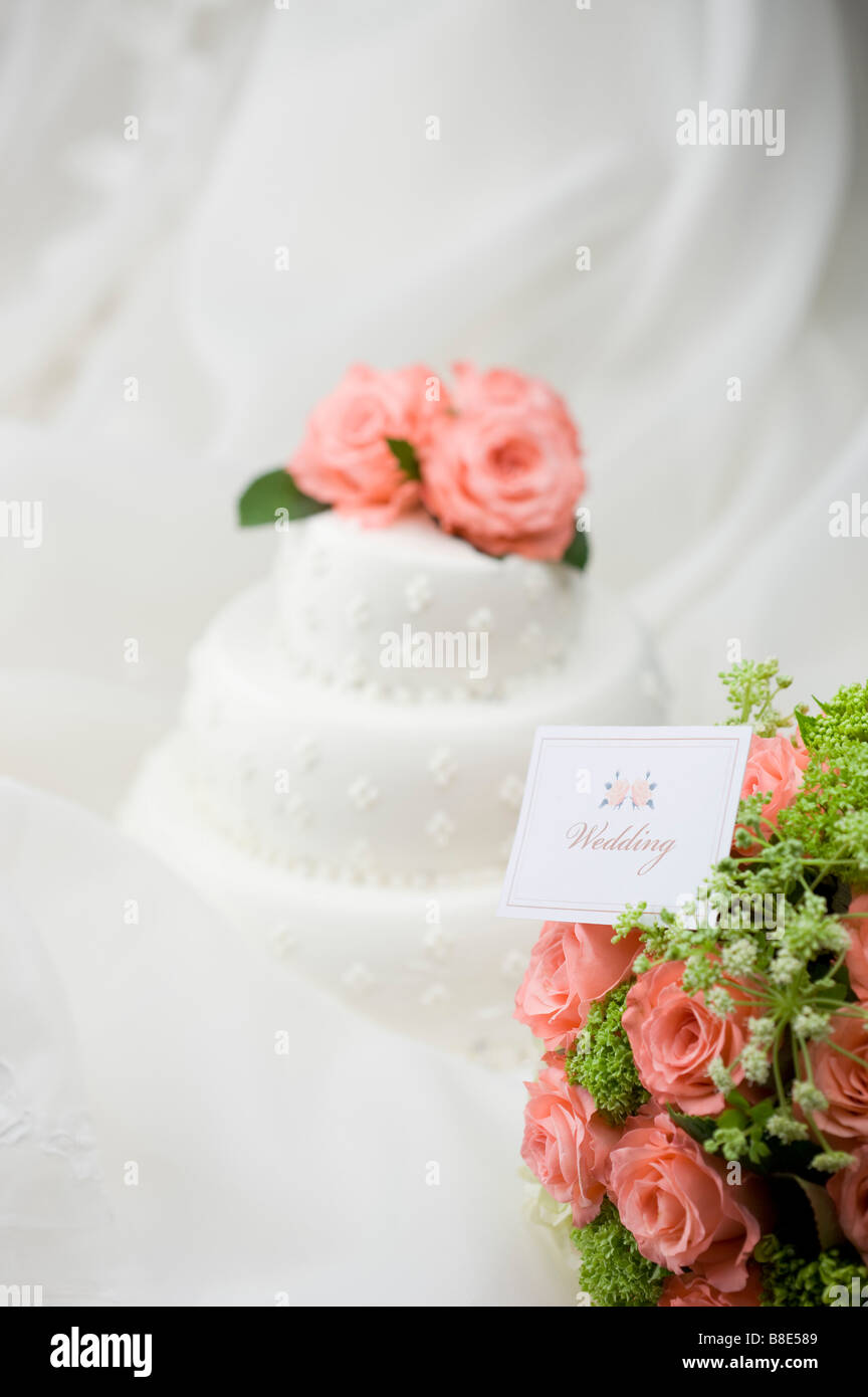 Bouquet de mariage avec étiquette de nom de mariage près de gâteau de mariage Banque D'Images