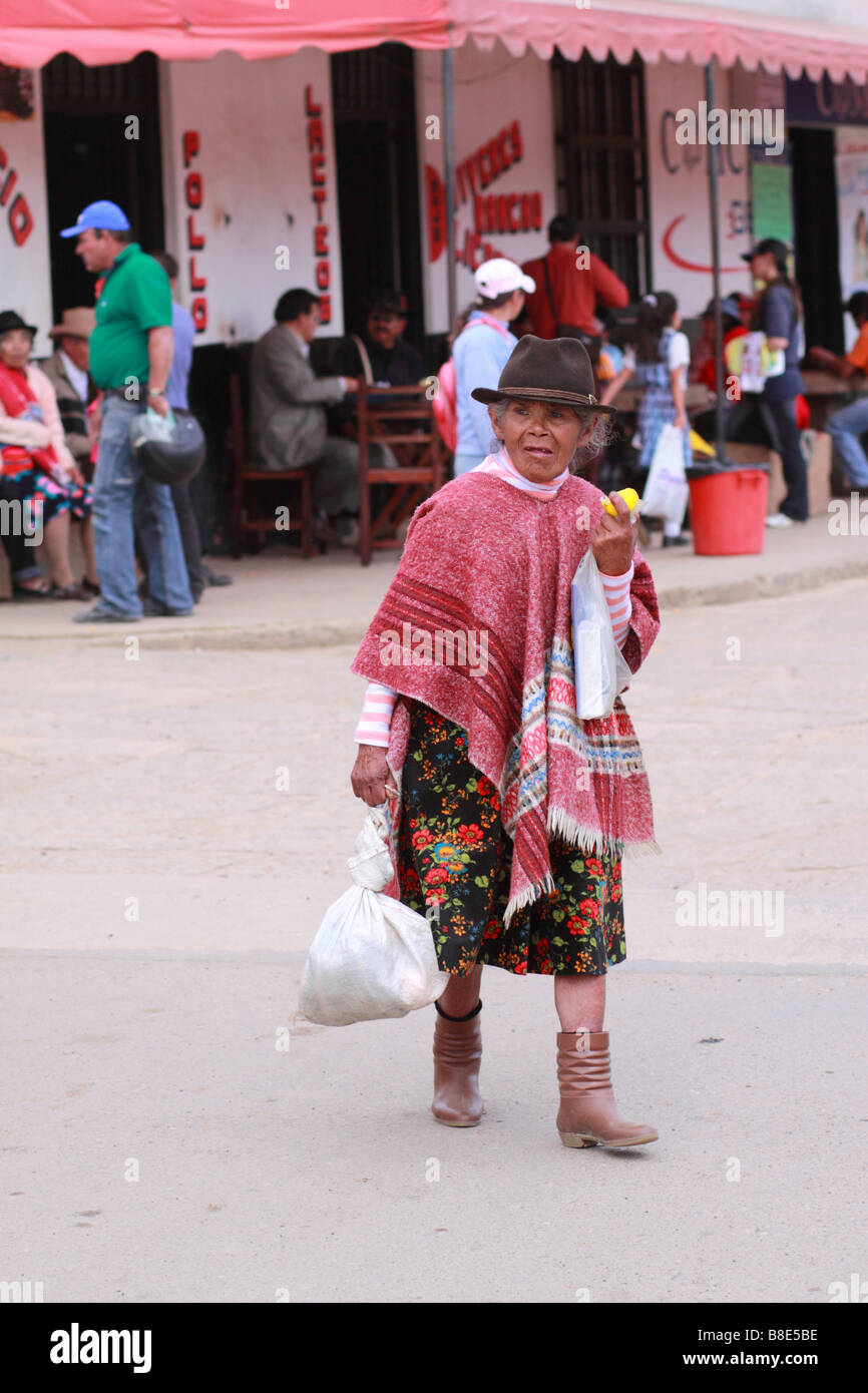 Vieille Femme manger un fruit, Sutamarchan, Boyacá, Colombie Banque D'Images