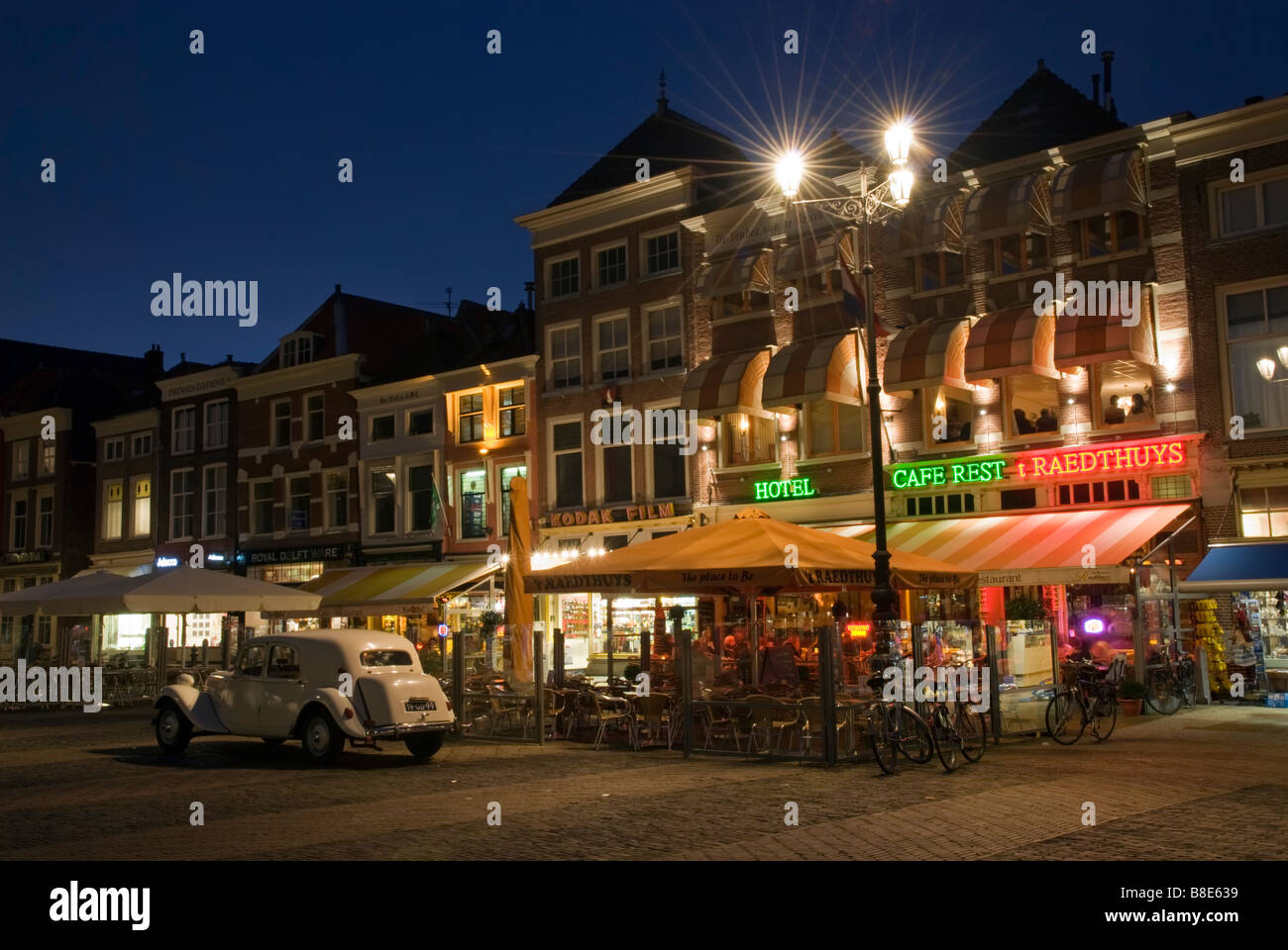 Scène de rue à partir de la Markt au crépuscule Delft Zuid Hollande Pays-Bas Banque D'Images