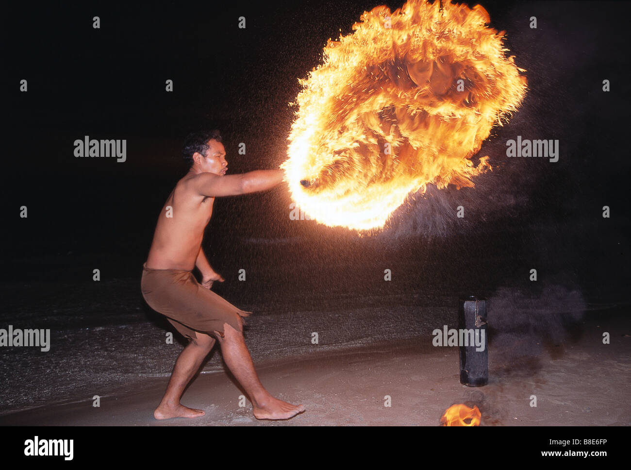 Un jongleur de feu l'exécution sur la plage à Ko chang en