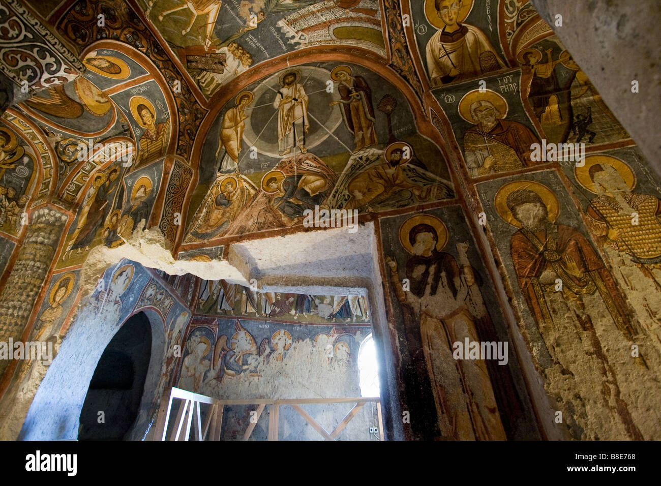 L'intérieur de peintures murales chrétienne Karanlik Kilise Église Troglodyte à l'Open Air Museum en Cappadoce Turquie Banque D'Images