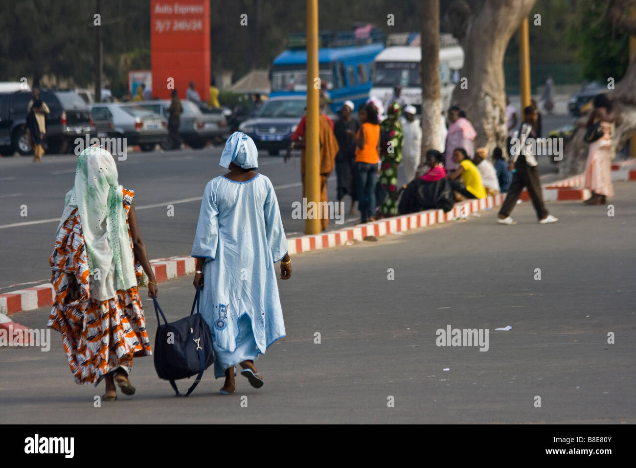 Deux femmes portant un sac à Dakar au Sénégal Banque D'Images