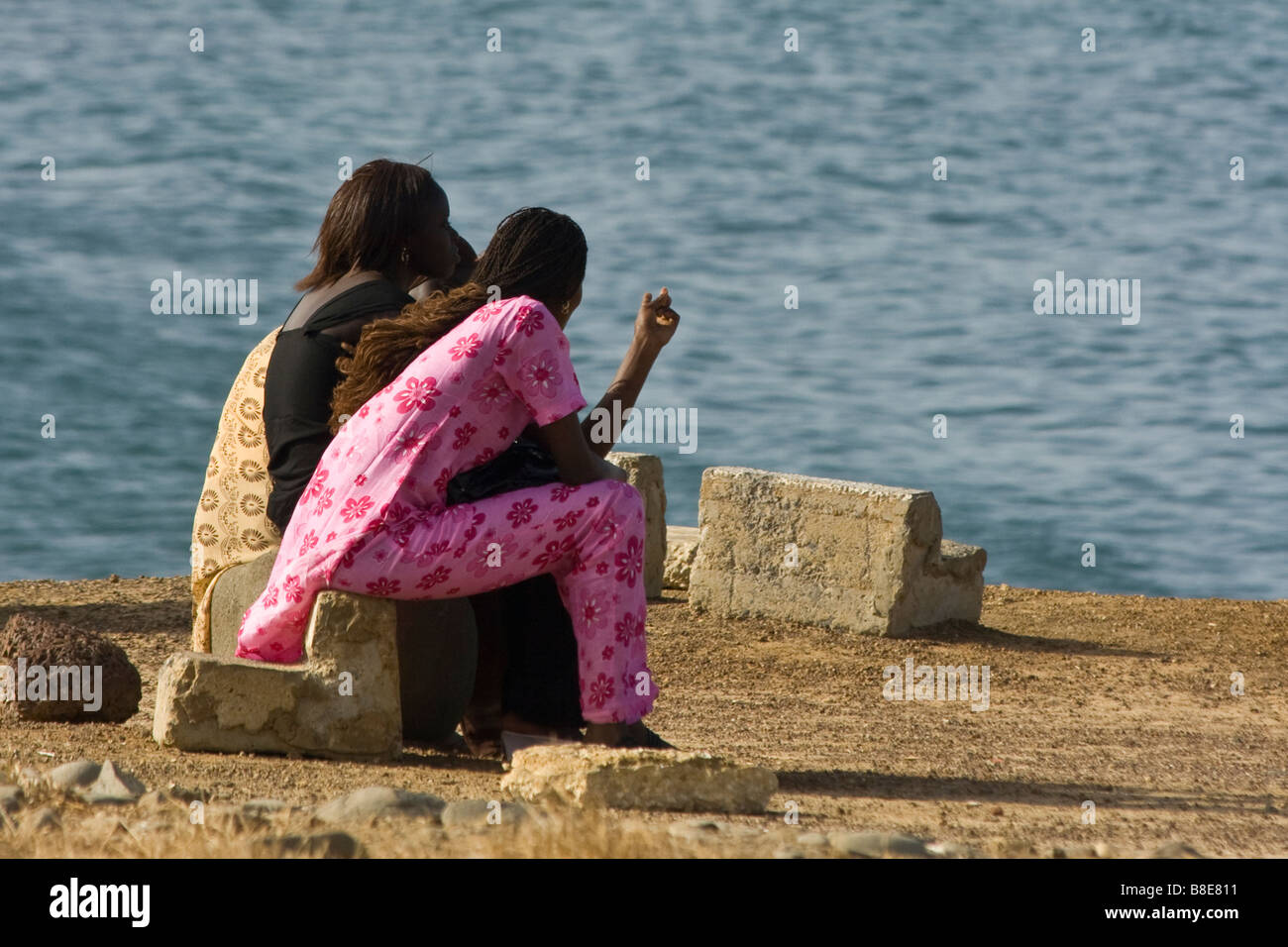 Les jeunes femmes sénégalaises sur la côte de l'Afrique de l'Ouest à Dakar Banque D'Images