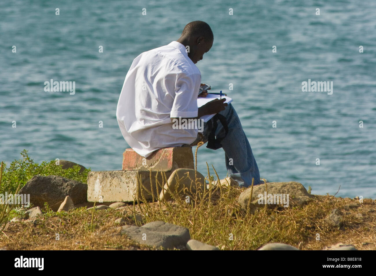 Jeune sénégalais l'étude sur la côte à Dakar au Sénégal Banque D'Images