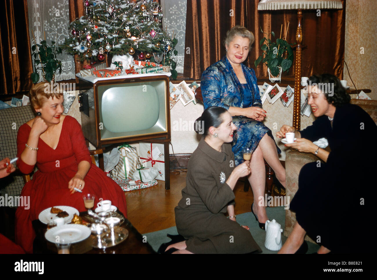 Aux femmes de bénéficier d'un café et de potins à Noël, UK), ch. 1955 Banque D'Images