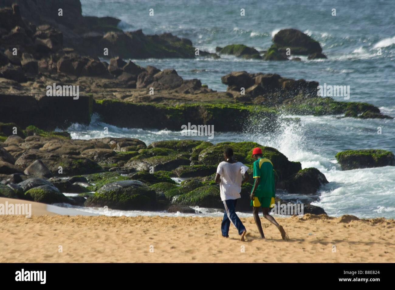 Les jeunes hommes sénégalais exerçant sur la plage de Dakar Sénégal Banque D'Images
