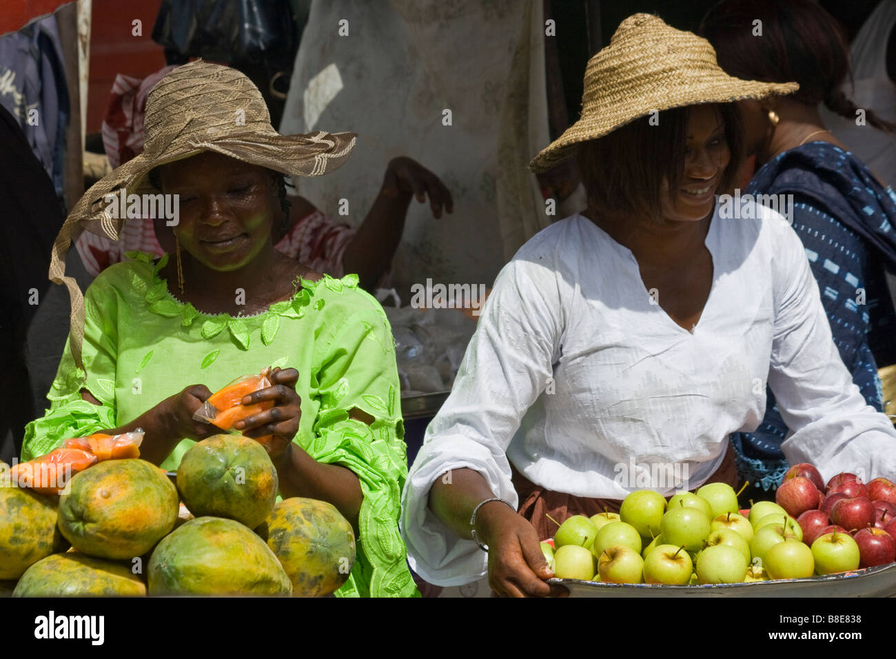 Les femmes vendent des fruits au marché de l'Afrique de l'Ouest Sénégal Banque D'Images