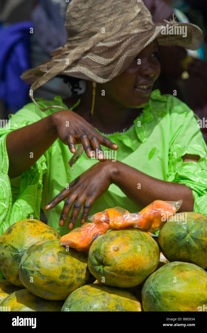 Les femmes sénégalaises à la papaye de vente Le marché de Dakar Sénégal Banque D'Images