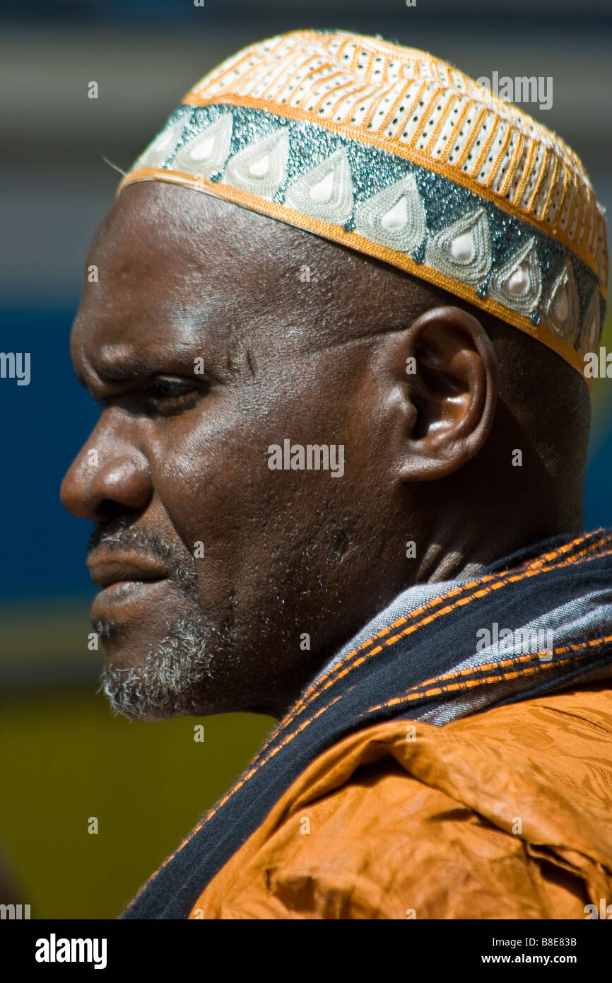 L'homme musulman à Dakar au Sénégal Banque D'Images