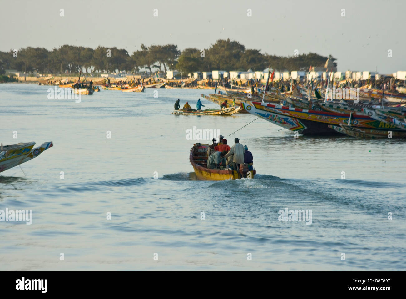 Bateaux de pêche à St Louis au Sénégal Afrique de l'Ouest Banque D'Images