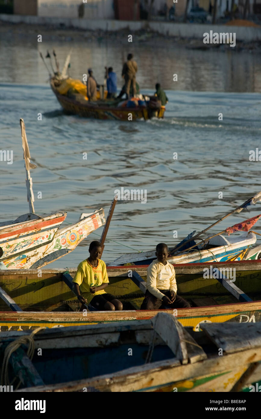 Pêche à la ligne les garçons qu'un bateau passe à St Louis au Sénégal Afrique de l'Ouest Banque D'Images