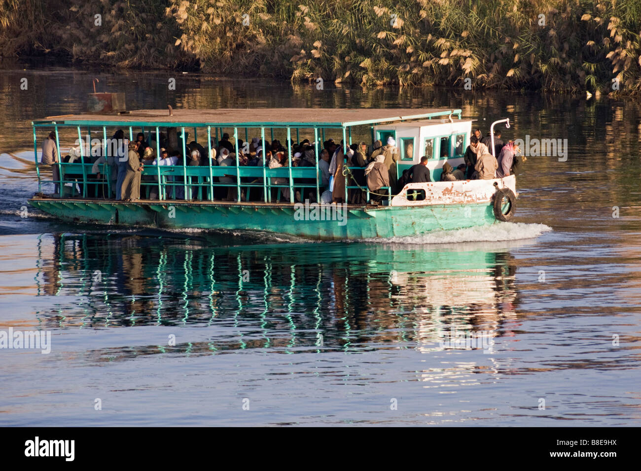 Navire chargé avec les travailleurs traversant la rivière du Nil en Egypte. Banque D'Images