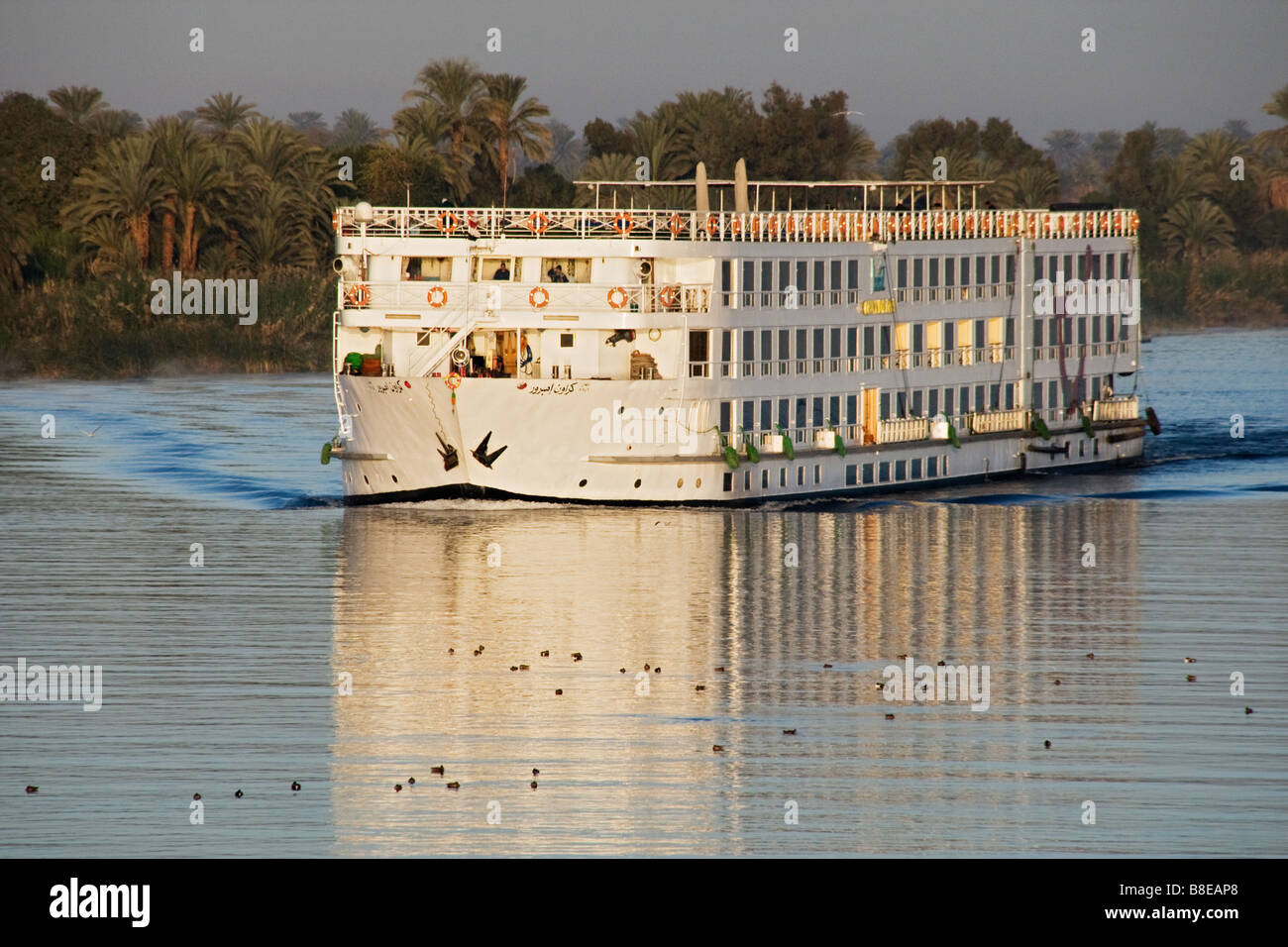 Bateau de croisière traversant la rivière du Nil en Egypte. Banque D'Images