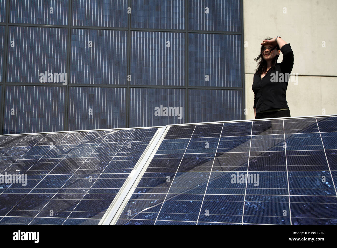 Femme et des panneaux solaires Banque D'Images