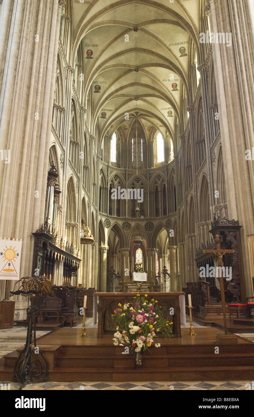 Intérieur de la cathédrale de Bayeux en Normandie France montrant l'autel et l'east end Banque D'Images